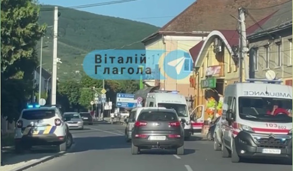 В Закарпатье медики скорой помощи пытаются вызволить коллегу из ТЦК