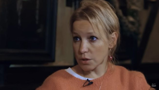 Стыдно и неловко: сбежавшая из России актриса нашла работу в такси в Париже