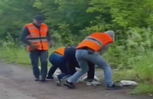 Силовики в костюмах коммунальщиков эпично задержали террориста, пытавшегося поджечь поезд в Удмуртии