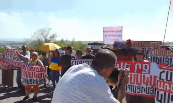 У российской военной базы в армянском Гюмри начались протесты