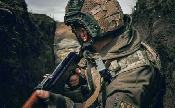 Российский и украинский дроны сцепились в битве за жизнь солдата ВСУ