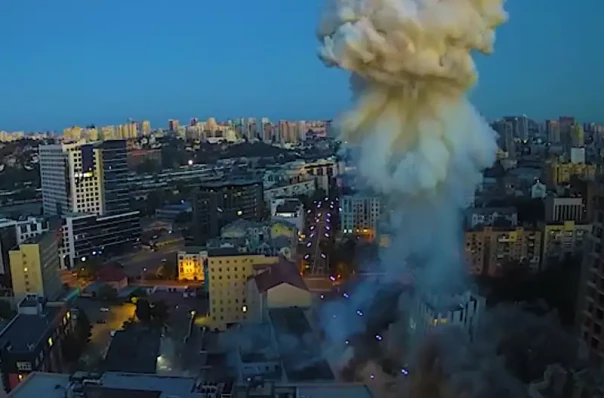 В Киеве засняли момент прилета ракеты по расположению инструкторов НАТО