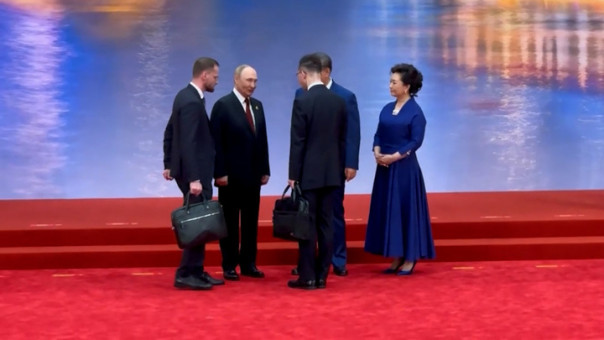 Путин и Си Цзиньпин кратко пообщались перед фотографированием на саммите ШОС