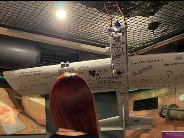 «Нацизма на Украине нет». Посетители киевского бара платят деньги, чтобы нарисовать свастику (фото дна)