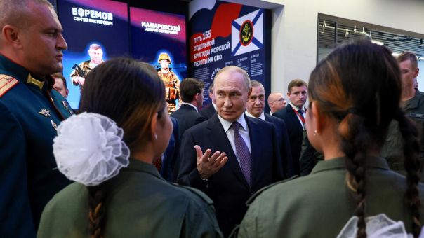 Путин стал первым гостем музея 155-й бригады морской пехоты во Владивостоке