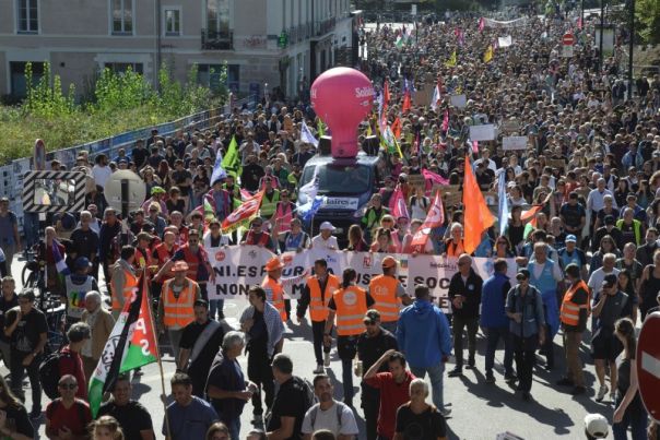 Миллион французов вышли на протесты по всей Франции против режима Макрона