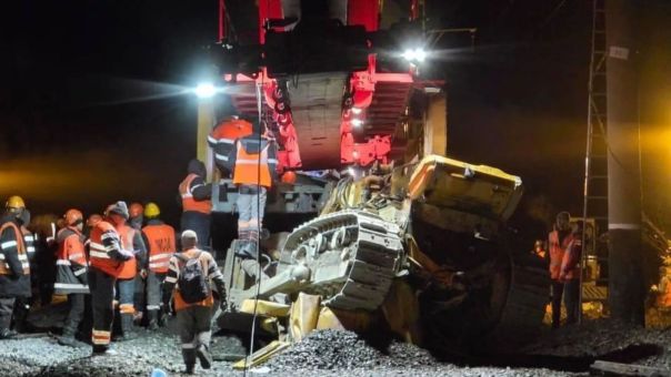 В Амурской области при сходе с рельсов вагонов и крана погибли два человека