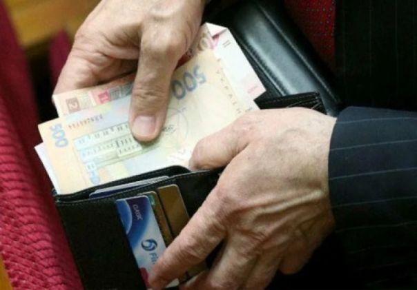 На Украине чиновники купаются в роскоши, народ — в долгах