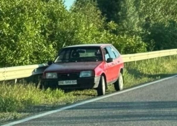 Украинцы бегут из страны, бросая свои автомобили на границе