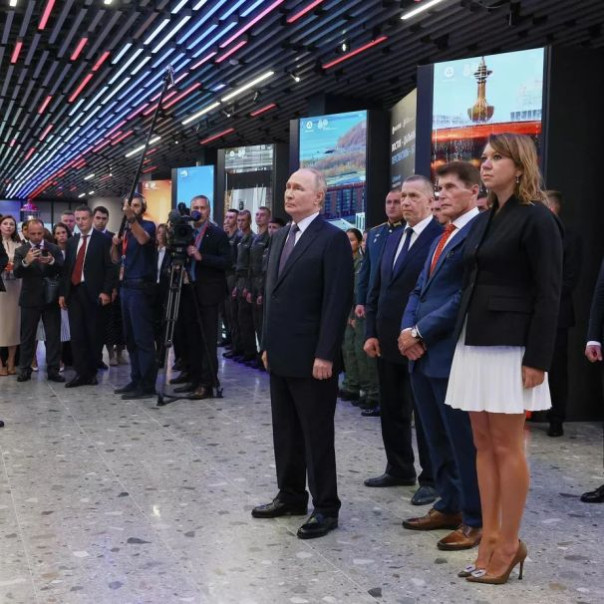 Путин посетил филиал центра "Россия" во Владивостоке