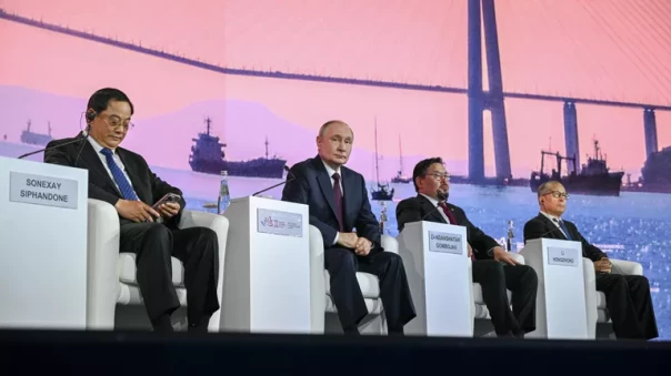 Пленарное заседание ВЭФ с участием Владимира Путина.