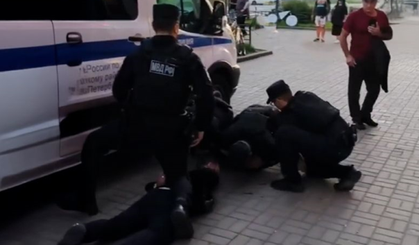 «Пакуй их всех»: азербайджанцы-матерщинники жёстко задержаны полицией Санкт-Петербурга