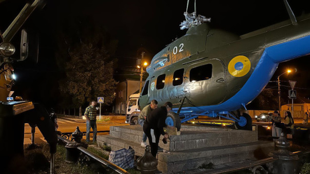 В Полтаве спустя сутки убрали вертолет, установленный на месте памятника Петру I