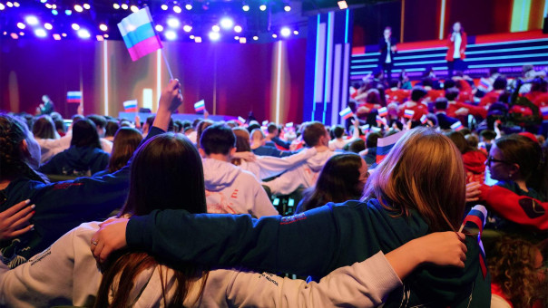 И плывёт веночек: почему молодёжь полюбила Россию