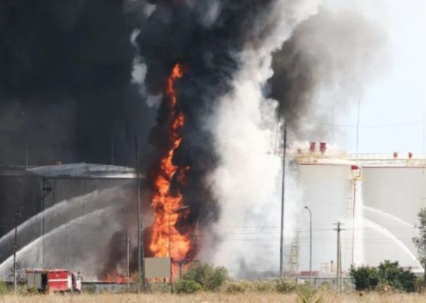 Украина приписала себе пожар на Феодосийской нефтебазе