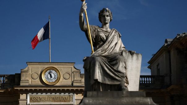 Три взрыва прогремели рядом с офисом премьер-министра в Париже