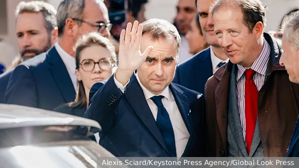 Вновь назначенному премьеру Франции выдвинули второй вотум недоверия