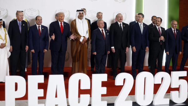 Трамп вместе с лидерами Египта, Катара и Турции под аплодисменты подписал соглашение о прекращении огня в Газе.