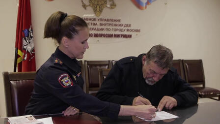 Депортированному из Латвии пенсионеру вручили паспорт гражданина РФ