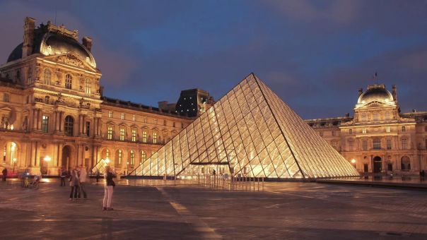 В Париже ограбили Лувр