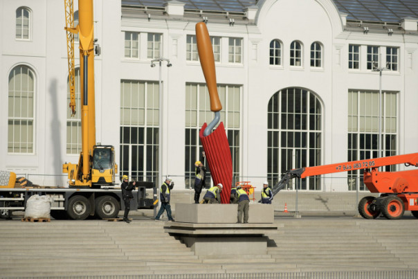 Ирония или издевательство: огромный «кусок кала» в Москве заменили красным совком