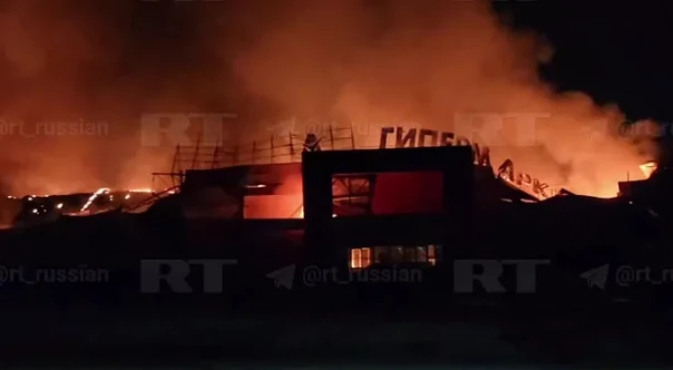 В ДНР украинскими БПЛА уничтожен известный ТЦ «Сигма»: здание полностью выгорело, вокруг всё в огне