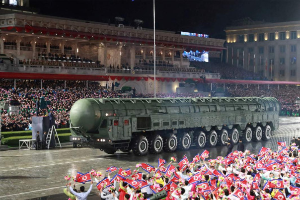 Строгий «Хвасон»: какое оружие показали на военном параде в Пхеньяне