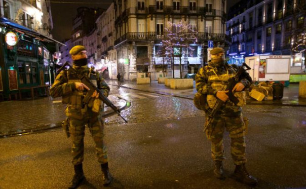 В Брюссель вводят войска: Автомат Калашникова стреляет в столице Бельгии и днем, и ночью