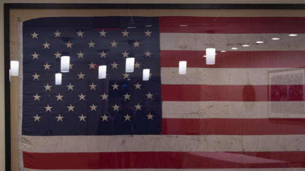 Флаг США со свастикой обнаружили в офисе американского конгрессмена Тейлора