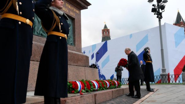 Путин возложил цветы к памятнику Минину и Пожарскому