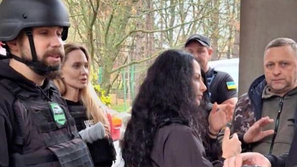 Во время пропагандистской поездки Анджелины Джоли в оккупированный нацистами Херсон местные "людоловы" пытались мобилизовать ее охранника