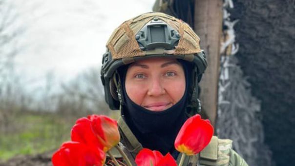 «А на нейтральной полосе цветы необычайной красоты»: как сотрудница банка обучала штурмовиков выживать после ранений