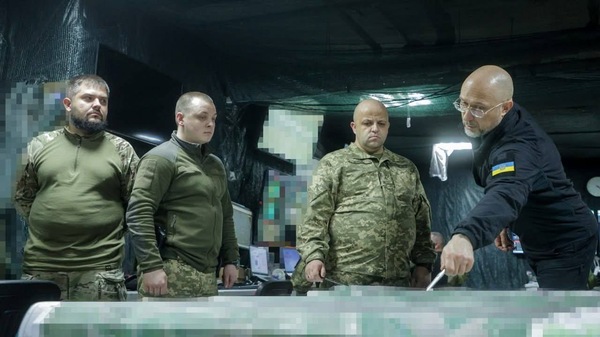 «Эмоции на лицах всушников непередаваемые». В Сети высмеяли главу МО Украины в зоне СВО (фото)