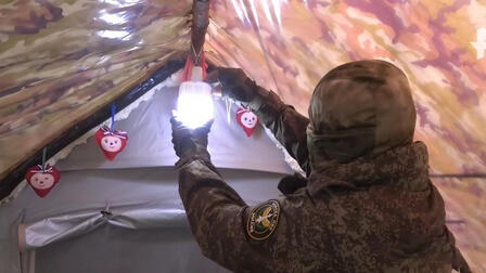 Российские военные в перерывах между боями обустраивают полевые городки