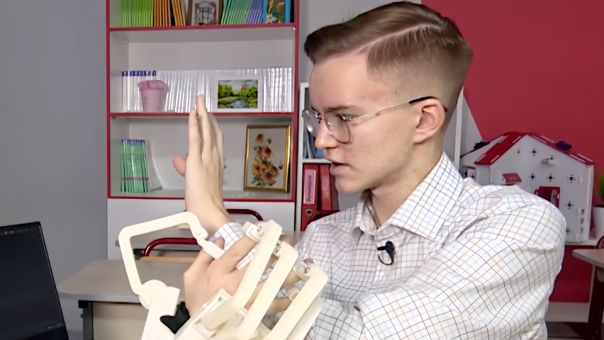 Российский школьник изобрел "умный" нейротренажер для восстановления подвижности руки