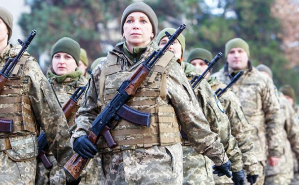 Женщины ВСУ воюют на два фронта — и своих надо бояться больше