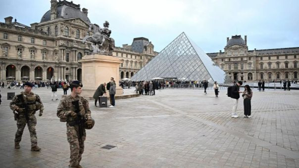 Le Parisien: Подозреваемый в ограблении Лувра рассказал об организаторах преступления со славянским акцентом