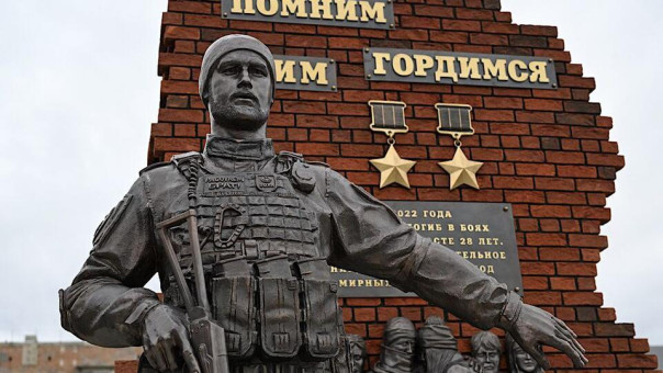 Памятник Герою России Владимиру Жоге открыли в Волновахе