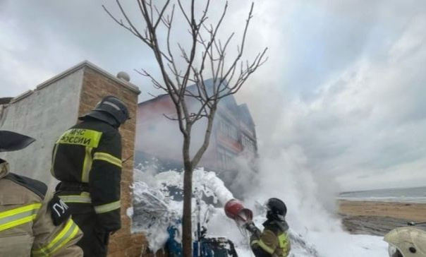 Вертолет с туристами разбился в Дагестане и упал на жилой дом — на борту находились 7 человек, четверо погибли, трое ранены.
