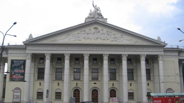 На Украине семьи погибших бойцов ВСУ пригласили бесплатно посмотреть оперетту «Веселая вдова»