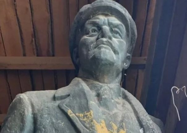 «Земля перестала родить»: на Полтавщине выставили на продажу бронзовый памятник Ленину