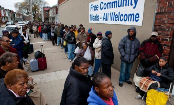 В Америке миллионы голодающих стоят в очередях за бесплатной едой