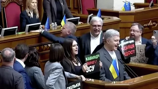 Партия Порошенко* в Раде потребовала отставки всего правительства Украины