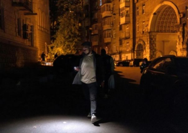 Света не будет по 20 часов. Графики отключения электроэнергии на Украине усиливаются