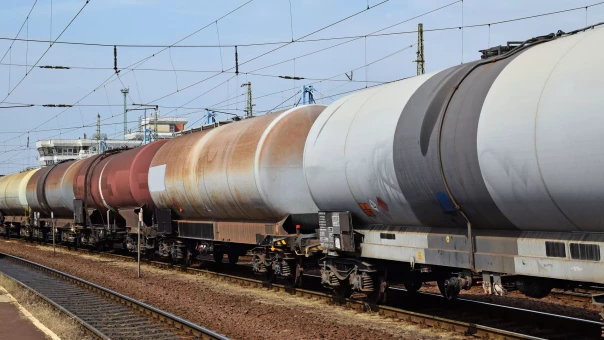 Литовский перевозчик приостановил транзит грузов "Лукойла" в Калининград