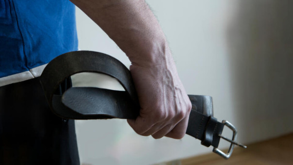 Топили и били ремнем: четверо пожарных пытали юношу ради просмотров в TikTok