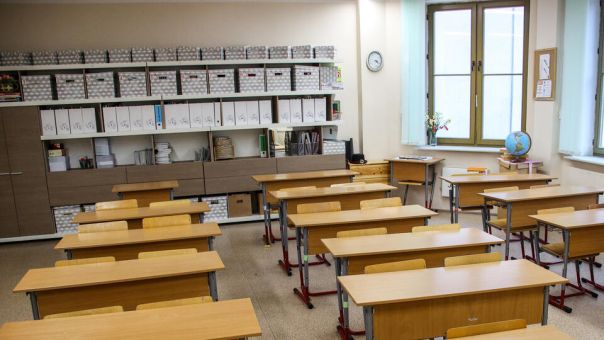 Школьники и родители не верят: учительницу обвинили в совращении мальчиков