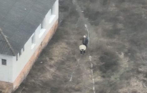 ВСУшник показывал дроншикам голую задницу после чего долго-долго извинялся