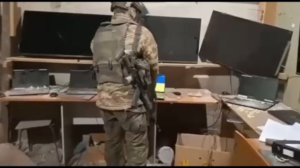 Наши бойцы заняли штаб 102-й бригады ТрО ВСУ в Гуляйполе. ВСУшники побрасали секретную документацию, ноутбуки, карты, телефоны