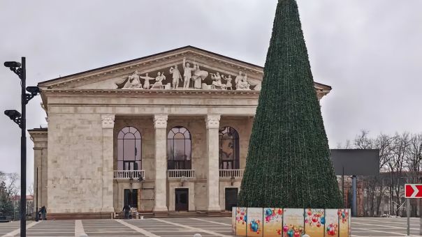 В Мариуполе открыли восстановленный из руин Драматический театр